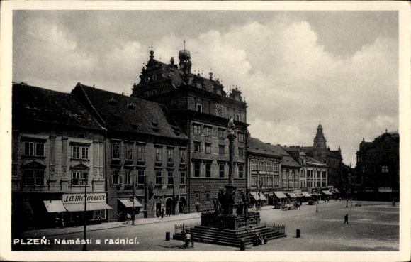 Ak Plzeň Pilsen Stadt, Platz mit Rathaus, Denkmal