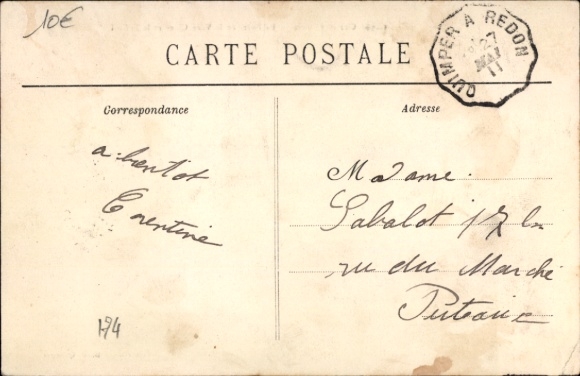 Postcard Concarneau Finistère, La Porte de la Ville Close, Beffroi, people in r clothes