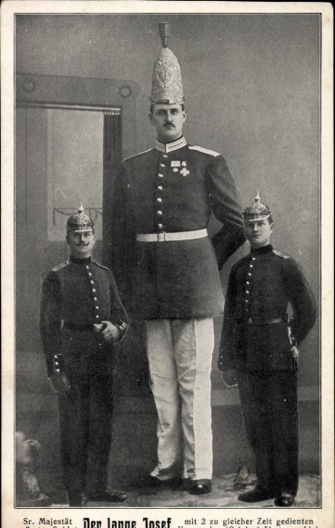 Postcard Tall Josef, the tallest soldier, soldiers in uniform