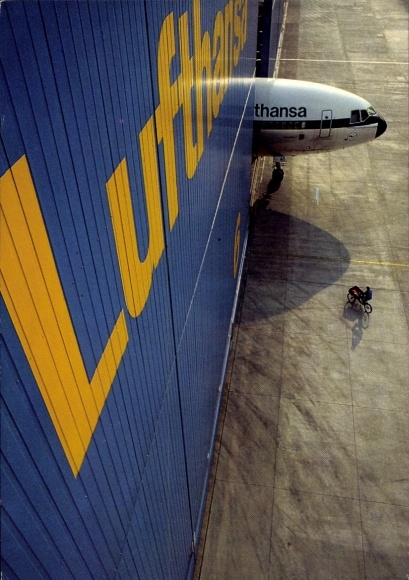 Samolot pasażerski Ak, Lufthansa, hangar lotniczy