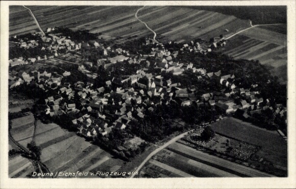 Ak Deuna Niederorschel im Eichsfeld Thüringen, Luftaufnahme von Deuna/Eichsfeld, typisches ländli