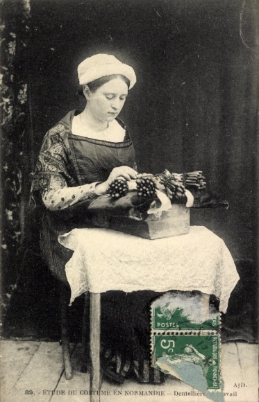 Postcard La Normandie, lacemaker in traditional costume