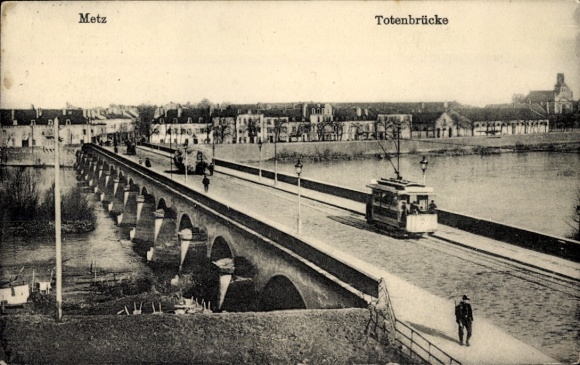 Postcard Metz Moselle, view of the bridge of the dead, tram, river section, soldier