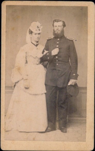 CdV Wilhelm Köllein, standing portrait in uniform with his wife Ida née Fischer, brother of Bernhard Köllein