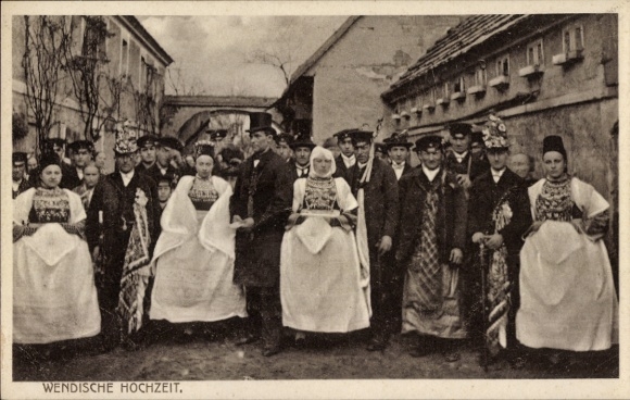 Postcard Hoyerswerda in Upper Lusatia, Wendish wedding, traditional costumes, group photo, F