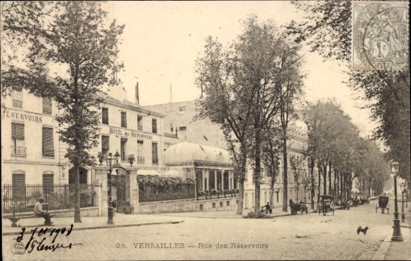 KP Versailles Yvelines, Hotel des Réservoirs, Rue des Réservoirs, drzewa, widok na ulicę, Wersal