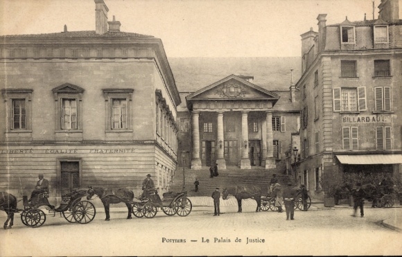 Postcard Poitiers Vienne, Palais de Justice, buildings, horse-drawn carriages, city view