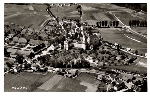 Ak Rot an der Rot in Württemberg, Luftaufnahme von Rot, Landschaft, Gebäude, Felder, Straßen