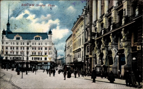 Ak Brno Brünn Südmähren, Großer Platz, Geschäftshäuser, Passanten