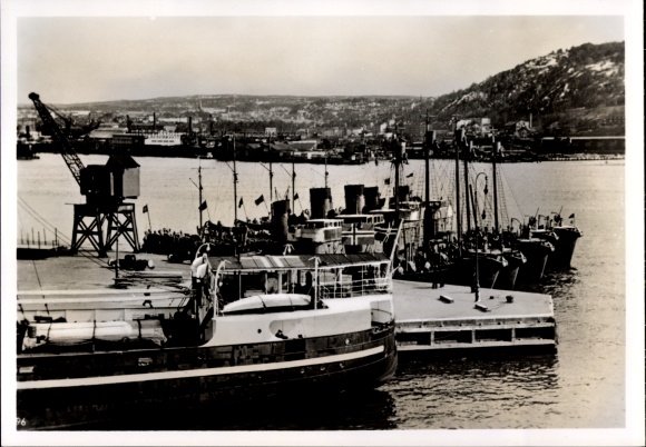 Photo Outpost boats of the German Navy occupy all important ports and shipping lanes