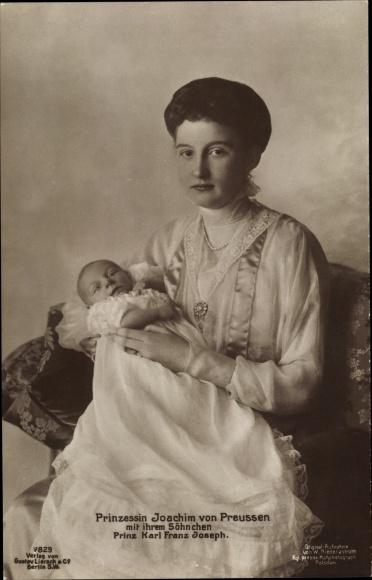 Postcard Princess Marie Auguste of Anhalt, wife Joachim of Prussia, Prince Karl Franz Joseph