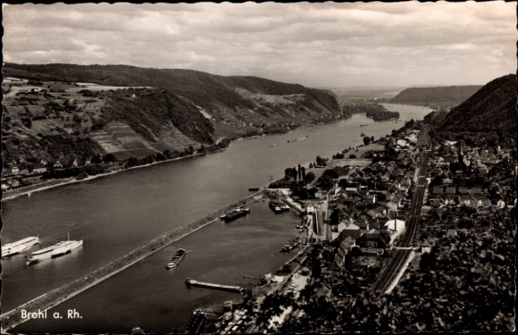 Ak Brohl am Rhein, Flusslandschaft, Schiffe, Ortsschild Brohl a. Rh.
