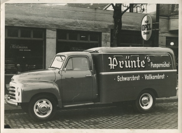 Foto Gelsenkirchen, Lieferwagen Prünte's Pumpernickel, Schwarzbrot, Hier Opel-Dienst