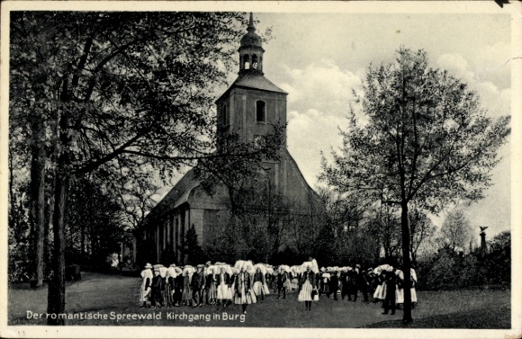 Ak Burg Spreewald, vrouwen in traditionele klederdracht voor de kerk