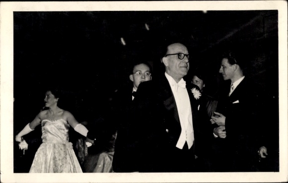 Photo Postcard Man in tailcoat, party, doctor, woman in white dress