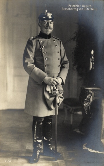 Ak Großherzog Friedrich August von Oldenburg, Standportrait in Uniform, Pickelhaube