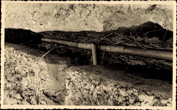 Foto Ak Scholis Bad Schmiedeberg in der Dübener Heide, Verbindung zweier Leitungen, Straßenbau
