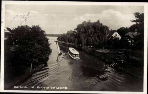 Ak Grünheide in der Mark, an der Löcknitz mit Ausflugsboot, Segelboot