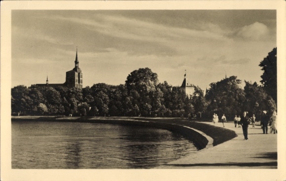 Ak Stralsund in Mecklenburg Vorpommern, Ernst Thälmann Ufer, Passanten, Kirchturm