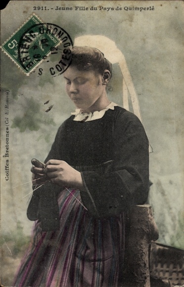 Postcard Quimperlé Finistère, woman knitting, Breton costume