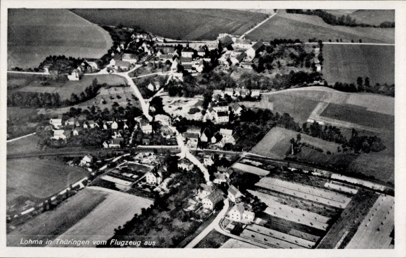 Ak Löhma Leutenberg in Thüringen, Luftaufnahme von Lohma, Häuser, Felder, Landschaft