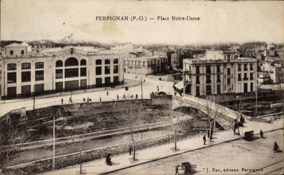 Postcard Perpignan Pyrénées Orientales, Place Notre-Dame, views of buildings, street, people