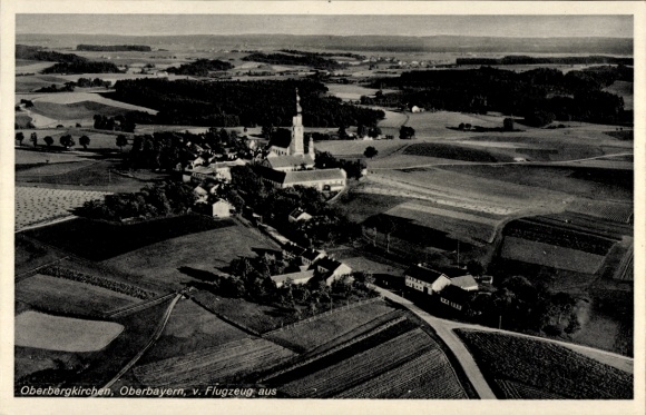 Ak Oberbergkirchen Oberbayern, Fliegeraufnahme von Ort und Umgebung, Kirche, Felder