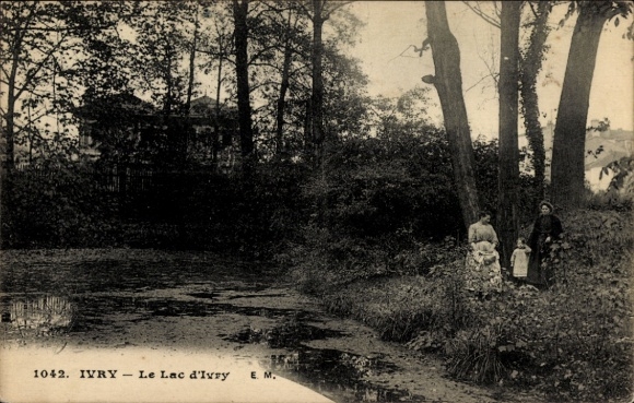 Ak Ivry sur Seine Val de Marne, Le Lac d' zwei Frauen, Teich, Bäume