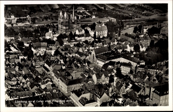 Ak Limburg an der Lahn, Luftaufnahme von Limburg, Stadtansicht, Flugzeugperspektive