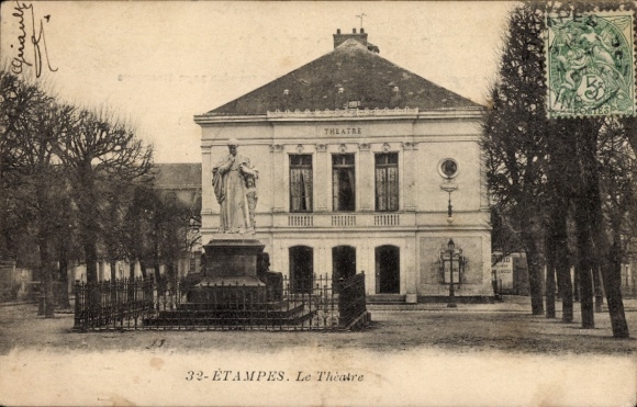 Ak Étampes Essonne, Theatergebäude, Statue davor, Bäume, Schwarz-Weiß-Fotografie