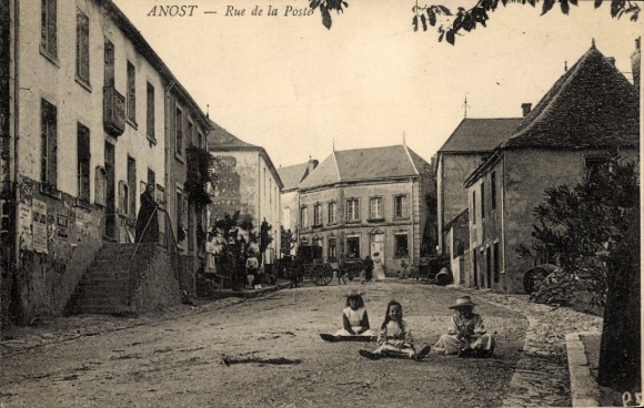 Ak Anost Saône et Loire, Straße Rue de la Poste, Kinder auf dem Boden, Gebäude im Hintergrund