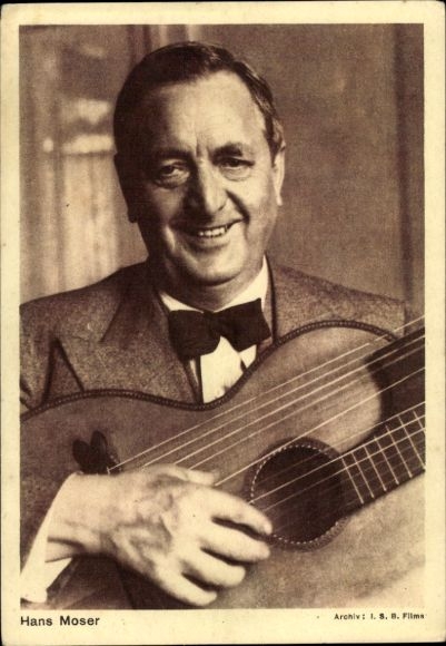 Postcard actor Hans Moser, portrait with guitar