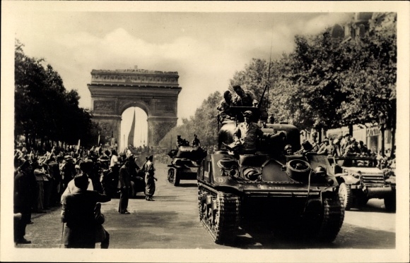 Postcard Paris VIII. Arrondissement Élysée, Liberation, Tanks of the Leclerc division