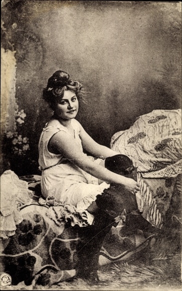Ak Dame in Unterwäsche, Portrait, NPG