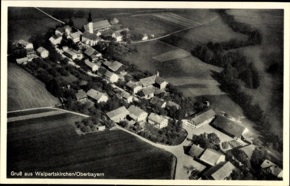 Ak Walpertskirchen Oberbayern, Luftaufnahme von  typisch bayerische Landschaft, alte Gebäude
