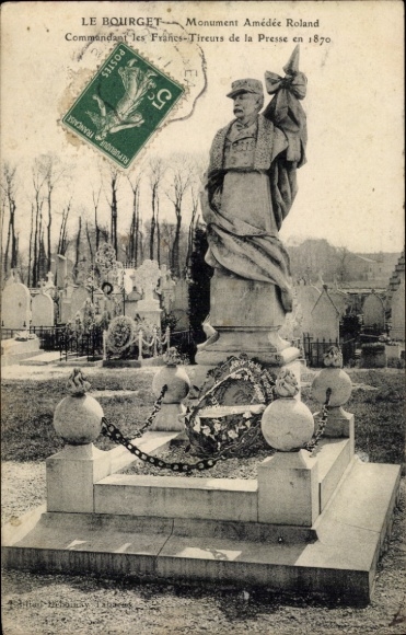 Ak Le Bourget Seine Saint Denis, Monument Amédée Roland, Statue in einem Friedhof, Grabsteine im 