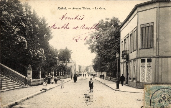 Ak Rethel Ardennes, Avenue Thiers, La Gare, Straße mit Bäumen, Menschen, 