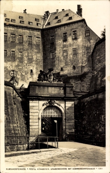Ak Königstein an der Elbe Sächsische Schweiz, Festungsgebäude, Graben mit Kommandantenhaus,  Ansi