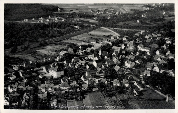 Ak Rückersdorf in Mittelfranken, Luftaufnahme von Rückersdorf, Häuser, Felder, Bahnlinie