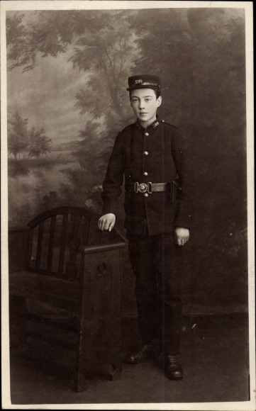 Foto Ak Junge in Uniform, Standportrait