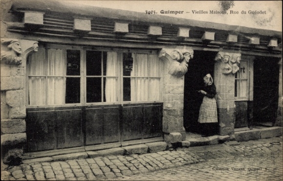 Postcard Quimper Finistère, Old Houses, Rue du Guéodet, woman in traditional costume