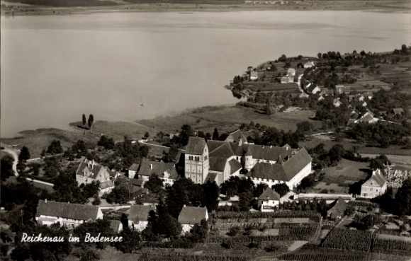 Ak Mittelzell Insel Reichenau im Bodensee, Luftaufnahme von Reichenau, Bodensee, Kloster, Landsch