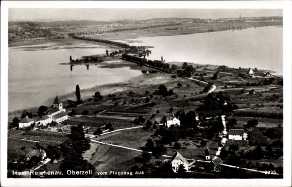 Ak Oberzell Insel Reichenau im Bodensee, Luftaufnahme der  Blick vom Flugzeug