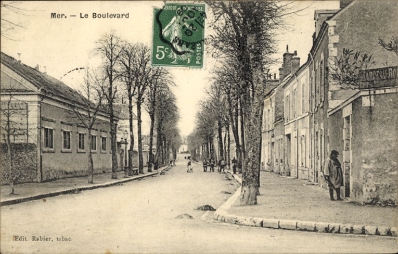 Postcard Mer Loir et Cher, Le Boulevard, city view, trees, buildings, street