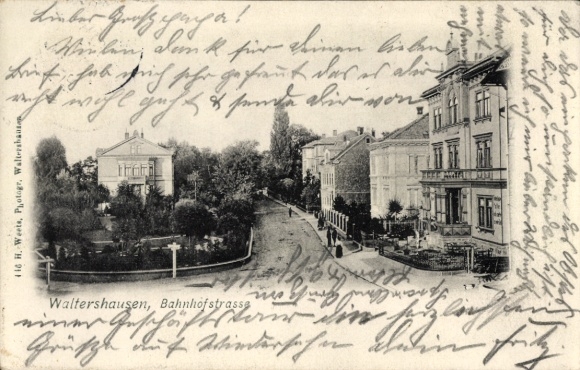 Ak Waltershausen in Thüringen, Bahnhofstraße mit Bäumen, Häusern, Garten, schmaler Straße