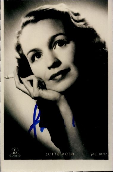 Postcard actress Lotte Koch, portrait, cigarette, autograph