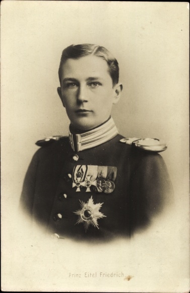 Postcard Eitel Friedrich Prince of Prussia, portrait in uniform, medal