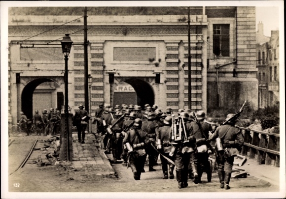 Photo Momberge Fortress conquered by German Wehrmacht soldiers, May 1940