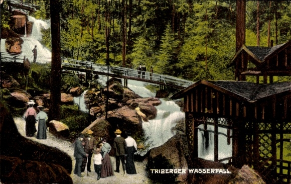 Ak Triberg im Schwarzwald, Triberg Wasserfall, Wald, Brücke, Menschen in n Kleidern