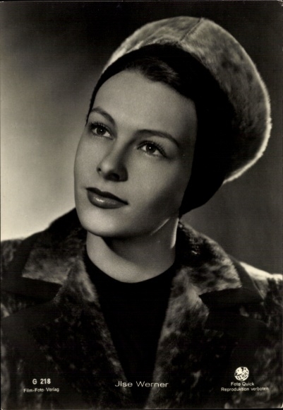 Postcard actress Ilse Werner, portrait with fur cap, coat, Film Photo Verlag G 218